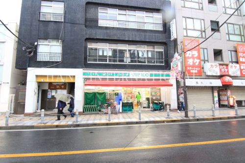コンビニ　ローソンストア100 梅島駅前店（コンビニ）まで821m