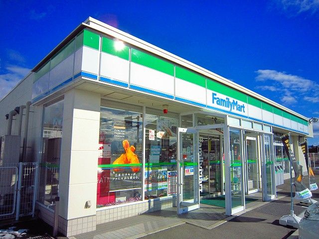 コンビニ　ファミリーマート（コンビニ）まで450m