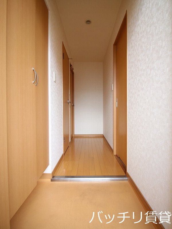 玄関　別号室物件写真の為、現況を優先致します。