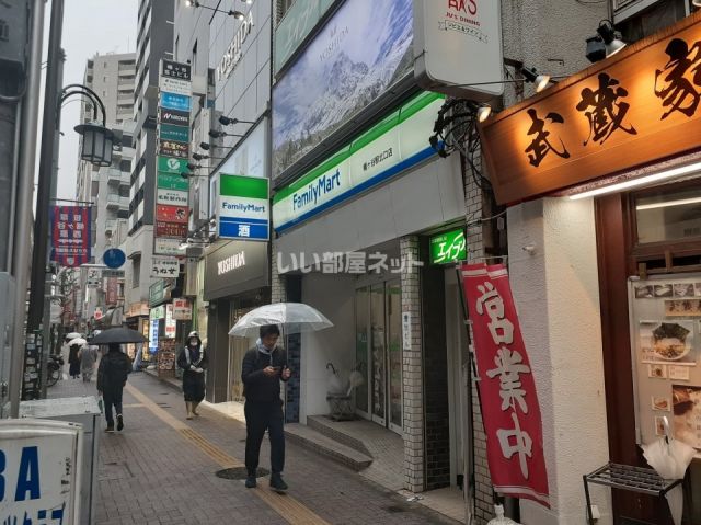 コンビニ　ファミリーマート幡ヶ谷駅北口店（コンビニ）まで240m