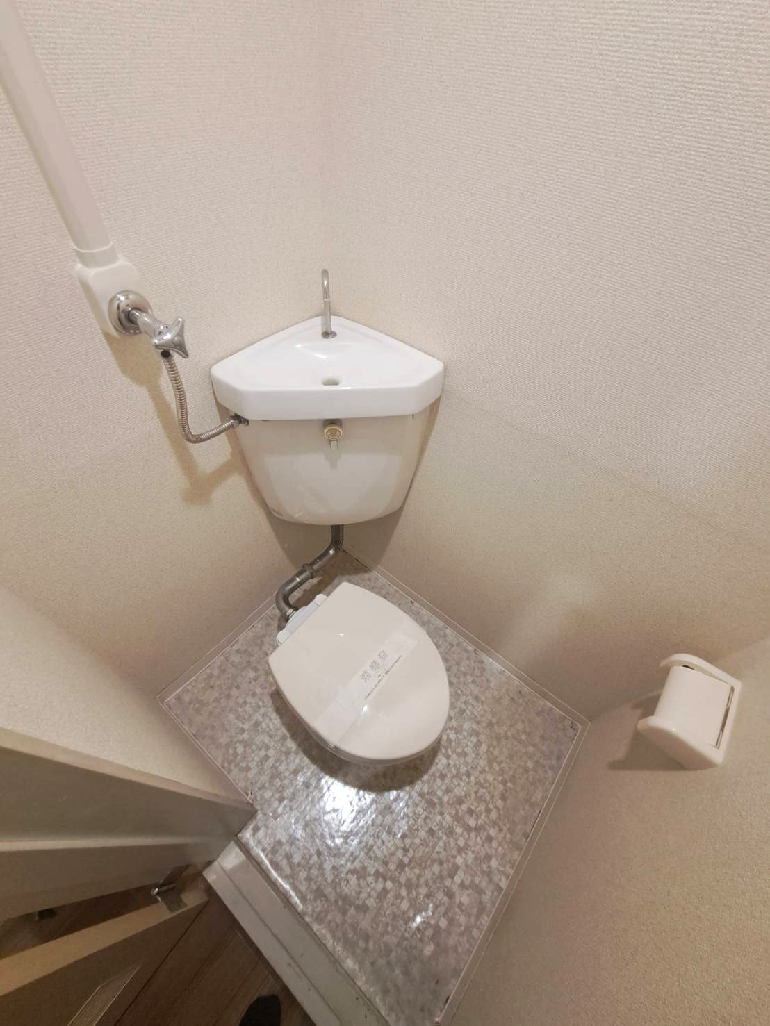 トイレ　別部屋参考写真となります。