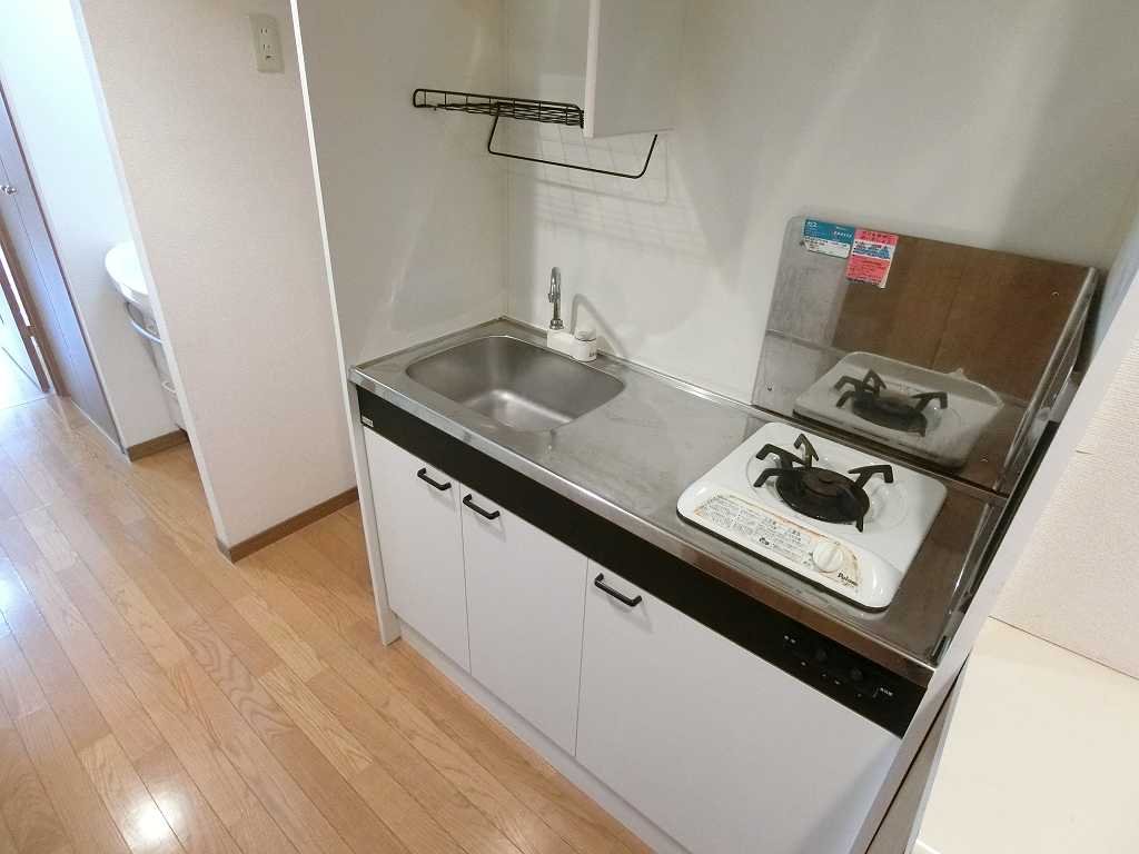 キッチン　調理台あるガスキッチン・冷蔵庫置場あり