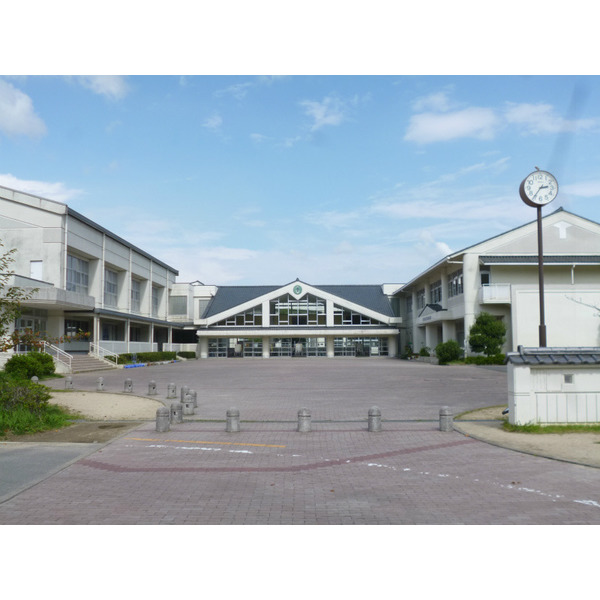 小学校　武雄市立御船が丘小学校（小学校）まで2003m