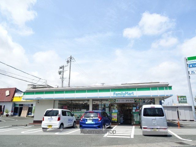 コンビニ　ファミリーマート（コンビニ）まで120m