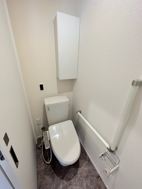 トイレ　手すりと駆け付けサービス用の緊急ボタンが設置されています。