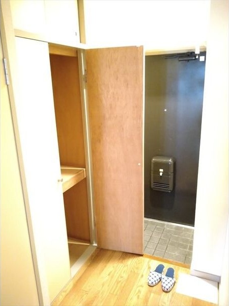 玄関　※写真は同じマンションの違う部屋のものになります。