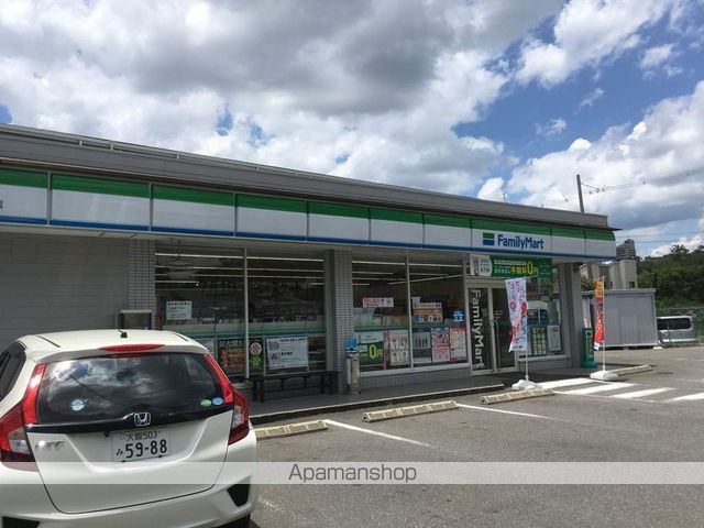 コンビニ　ファミリーマート（コンビニ）まで187m