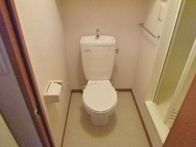 レオパレスエスト千間台のトイレ写真