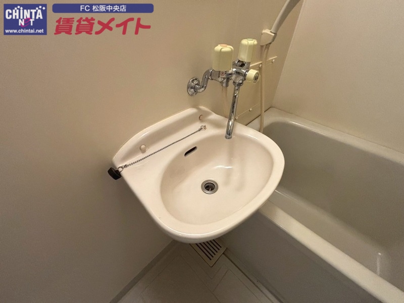洗面設備　別部屋反転参考写真です