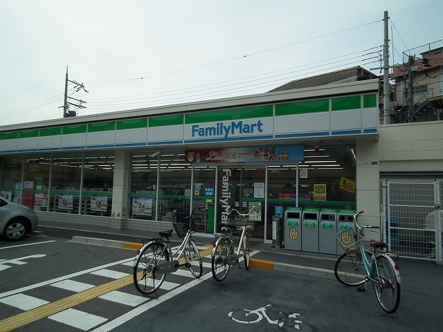 コンビニ　ファミリーマート（コンビニ）まで693m