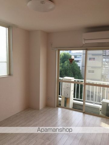 ロイヤル平塚の居間写真