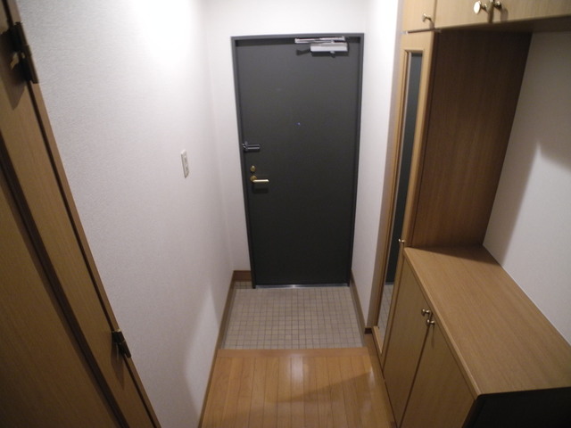 玄関　※写真は反転タイプの503号室のものとなります※
