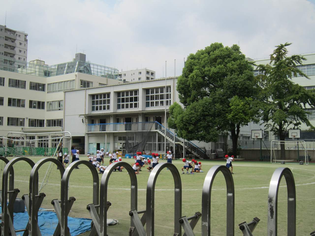 小学校　文京区立駕籠町小学校（小学校）まで671m