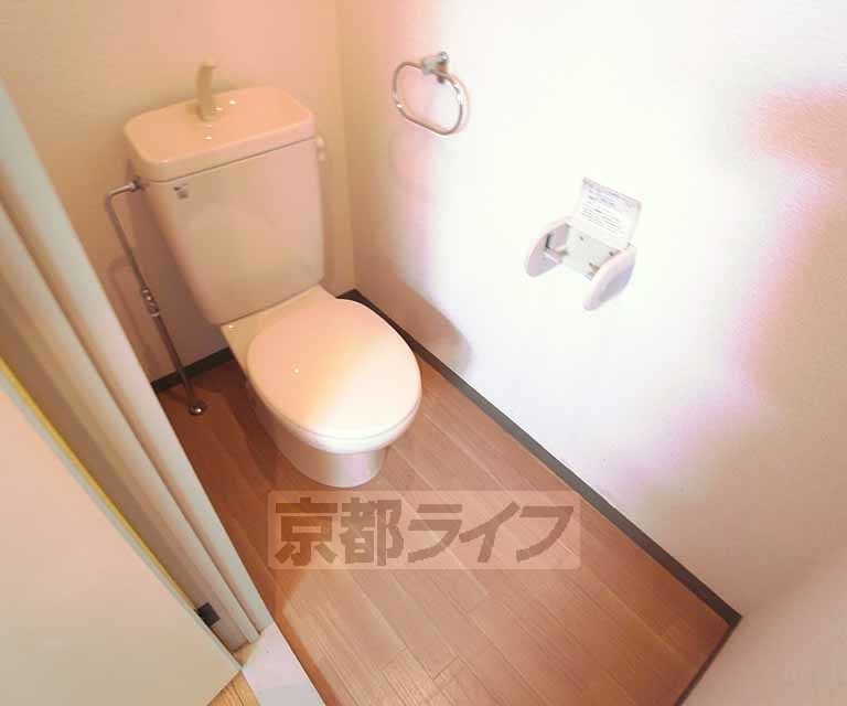 トイレ　広めのトイレ可愛いフォルムの便器です
