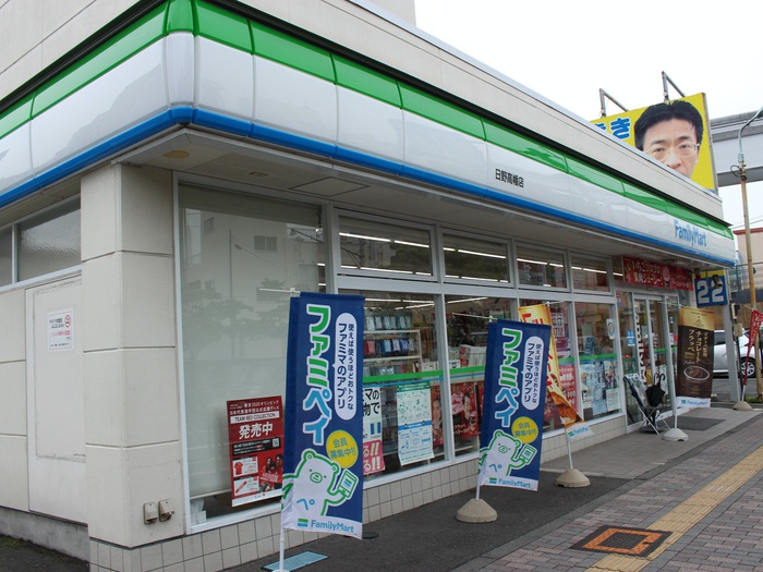 コンビニ　ファミリーマート（コンビニ）まで900m