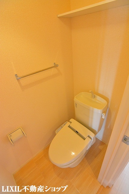 トイレ　上部に収納棚のある温水洗浄便座付のトイレです。
