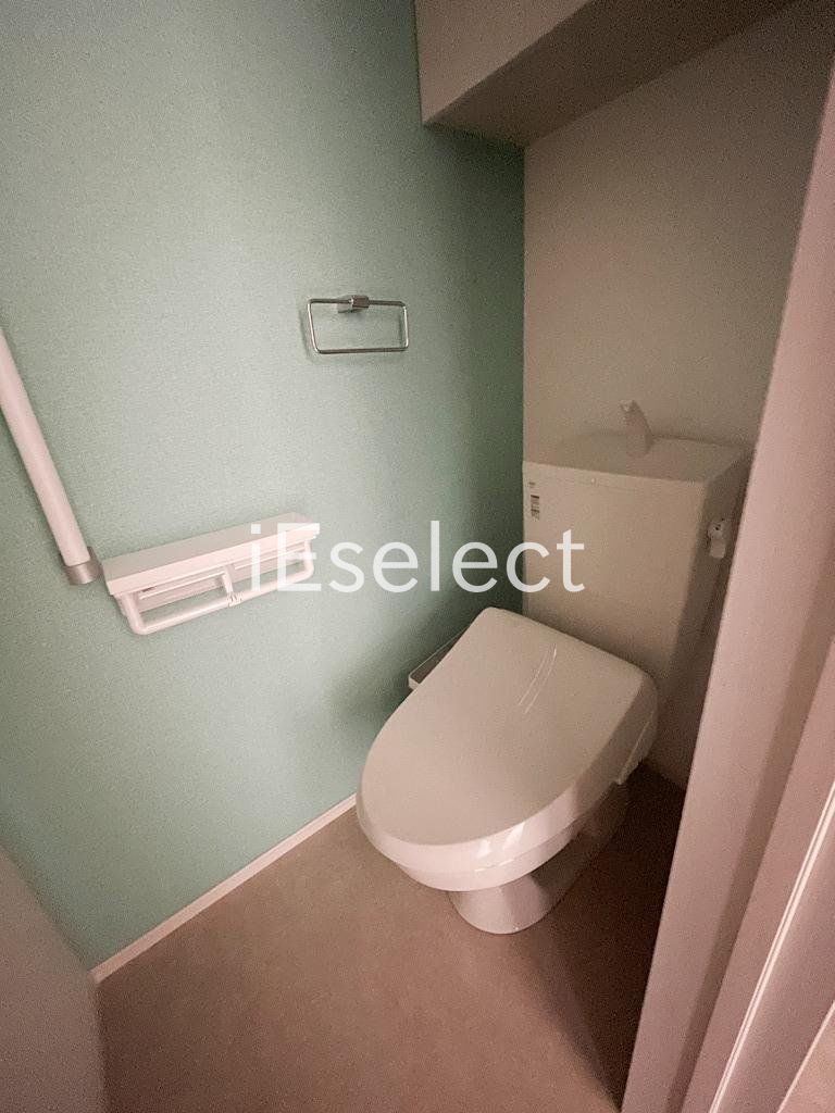 トイレ　温水洗浄便座付きのトイレです?