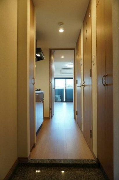 玄関　玄関からお部屋へ向けて