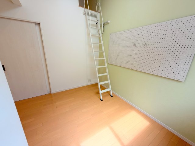 その他部屋・スペース　ゆとりのあるベッドルームで快適な睡眠をとってくださいね。