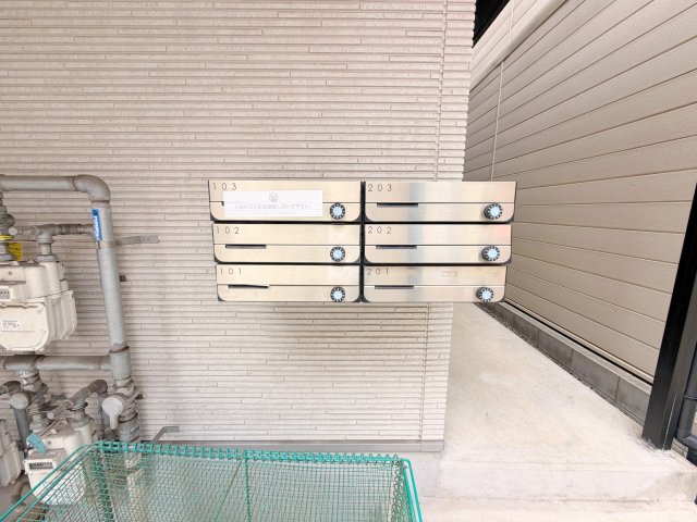 ロビー　ロビーにある各部屋毎のメールボックス。
