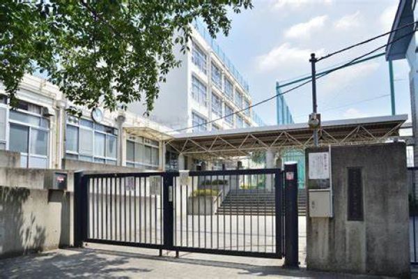 中学校　落合第二中学校（中学校）まで488m
