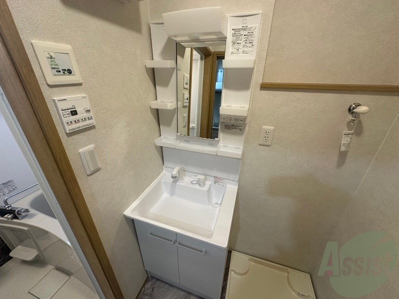 洗面設備　独立洗面台の写真です。清潔感があり、キレイですね。