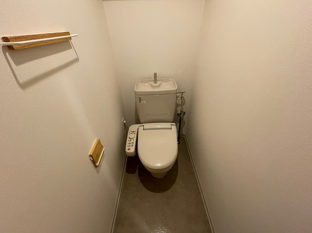 トイレ　温水洗浄便座付きのトイレです♪