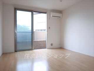 iメゾン亀山の居間写真