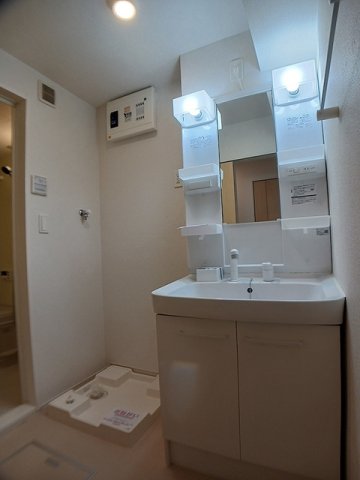 洗面設備　ゆったりとスペースのある洗面所