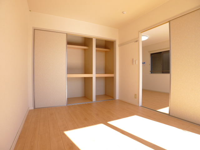 その他設備　南側洋室・収納付き