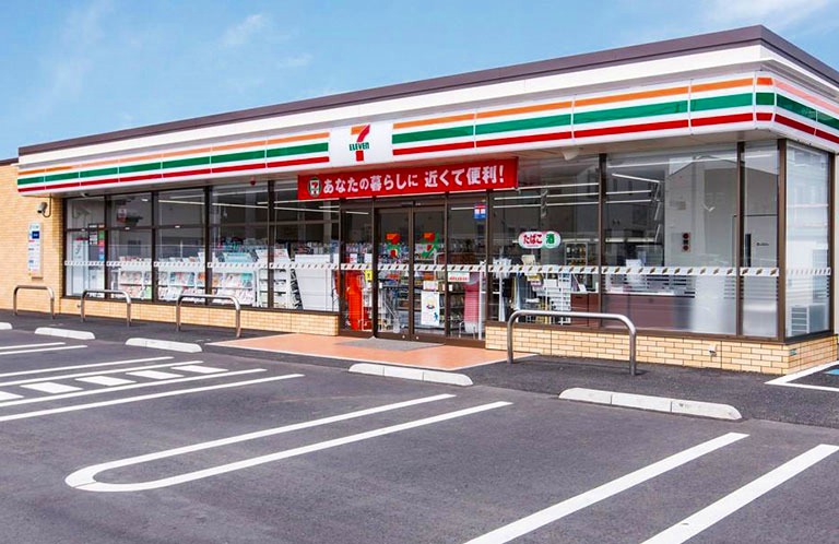 コンビニ　セブンイレブン千葉公園駅前店（コンビニ）まで106m