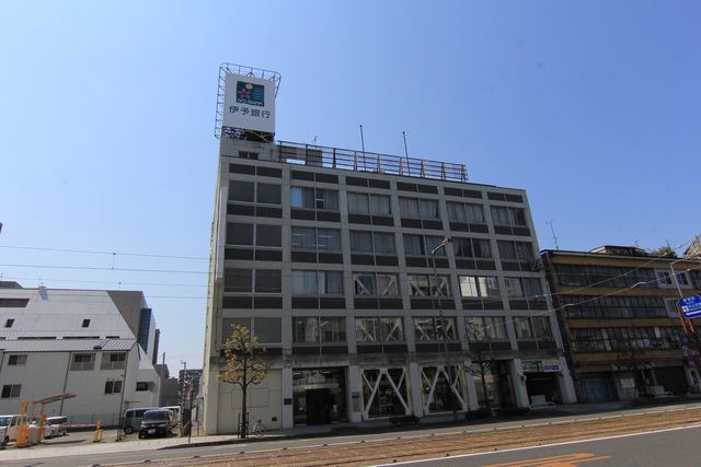 銀行　伊予銀行松山駅前支店（銀行）まで687m
