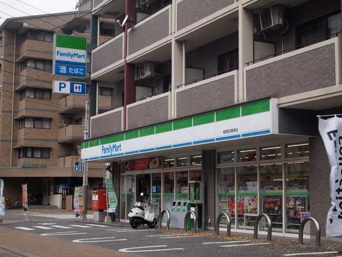 コンビニ　ファミリーマート（コンビニ）まで538m