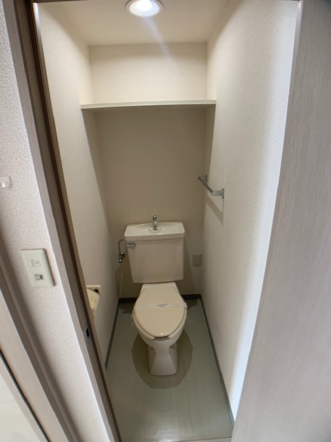 トイレ　別号室の参考写真になります。
