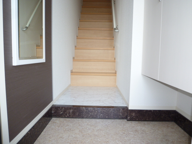 玄関　１階玄関＆専用階段、２階がグッドルームです