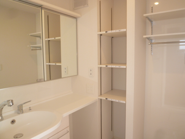 洗面設備　タオルなどを収納できる棚もございます