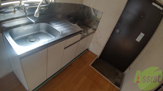 キッチン　２口ガスコンロも問題なく設置でき、収納もあります。