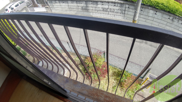 バルコニー　転落防止策もあり安心して窓を開けられそうですね。