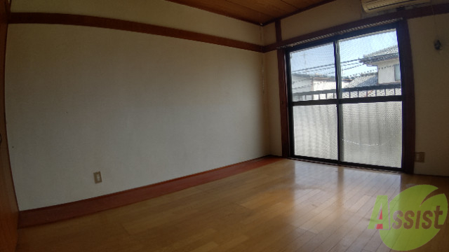 居室・リビング　陽当たりが良く、広々として過ごしやすそうです。