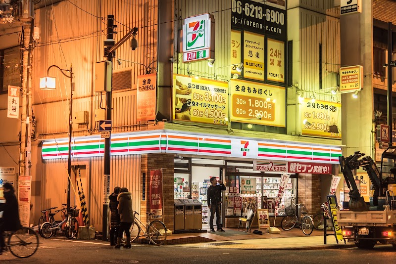 コンビニ　セブンイレブン大阪日本橋駅前店（コンビニ）まで58m