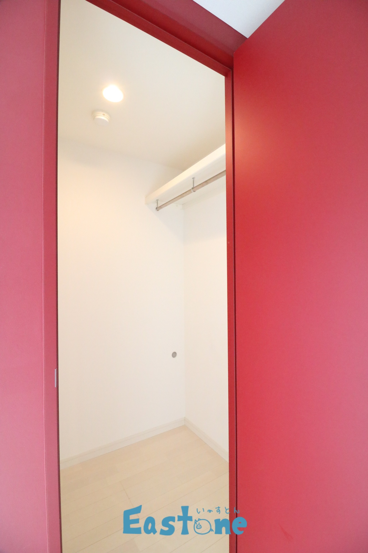 収納　奥行のあるウォークインクローゼット