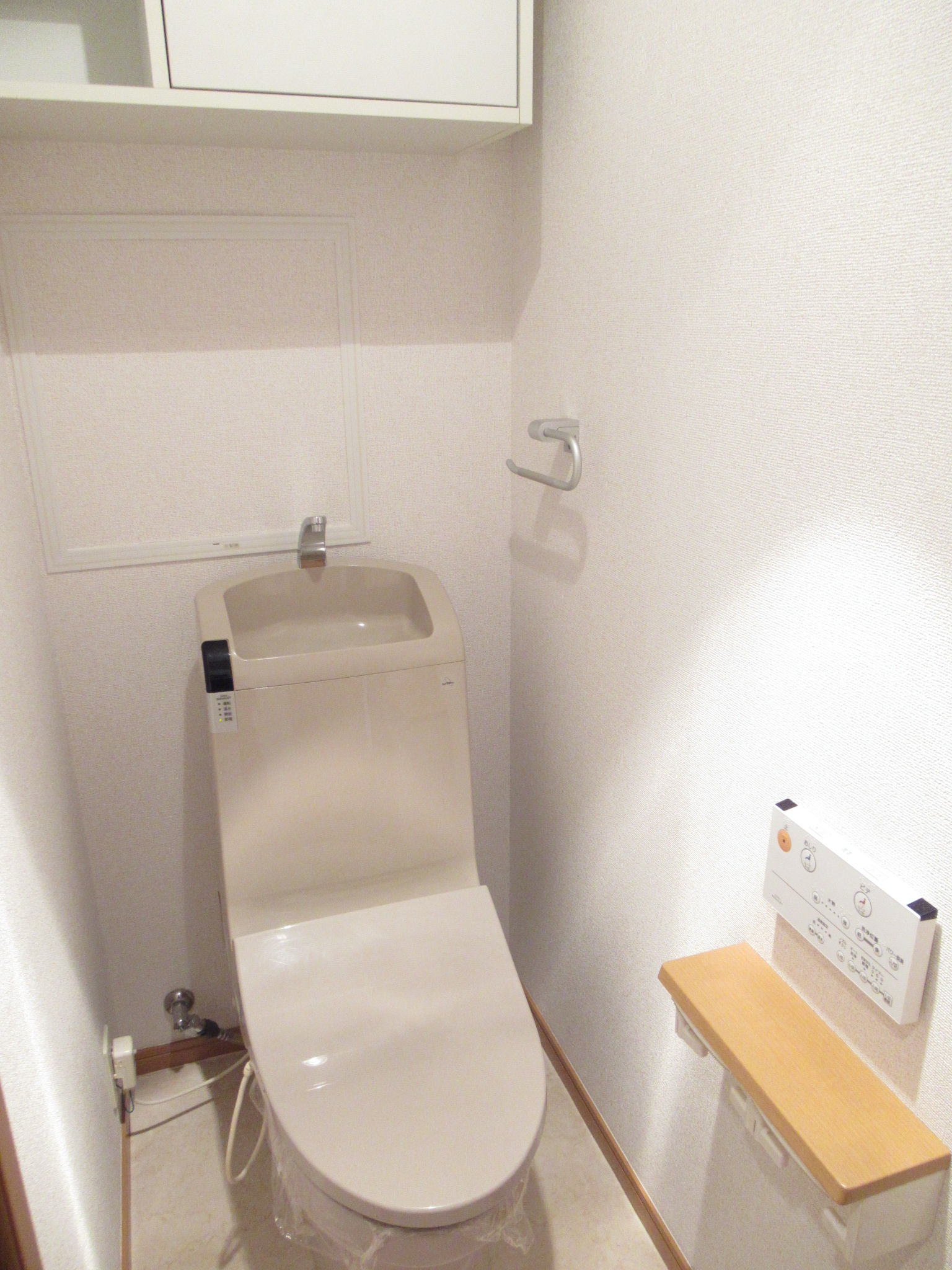 トイレ　トイレには嬉しい棚つき！