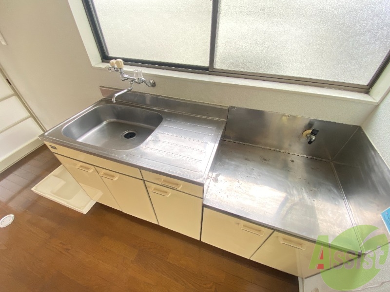 キッチン　こちらはキッチンになります。調理スペースもあります。