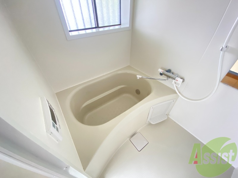 バス・シャワールーム　こちらは浴室になります。小窓で換気も出来そうですね。