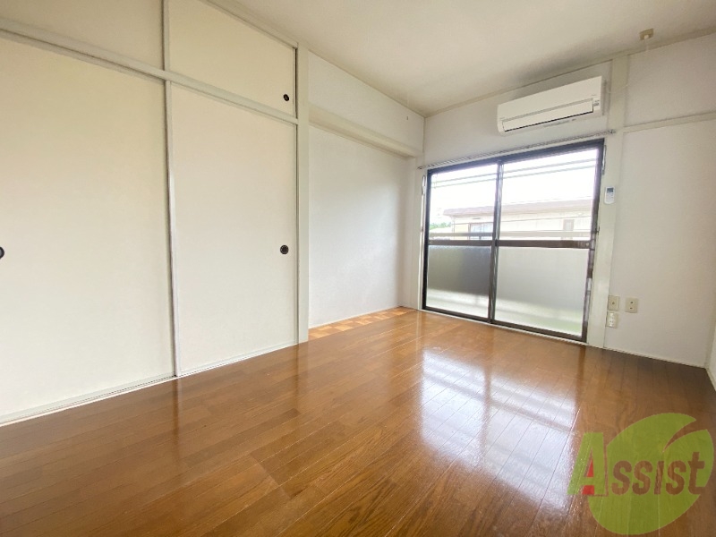 その他部屋・スペース　別角度からの洋室になります。二面採光で明るい印象です。