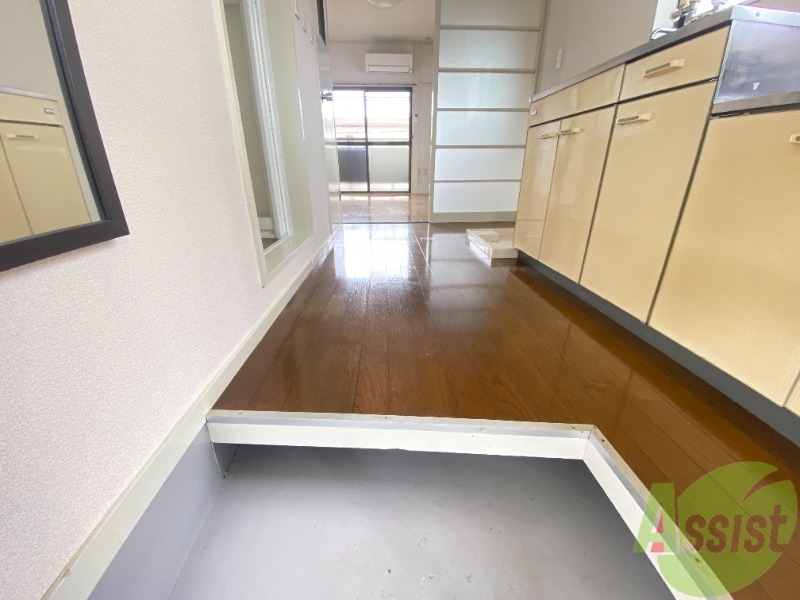 玄関　こちらは玄関になります。奥まで見通すことが出来ます。