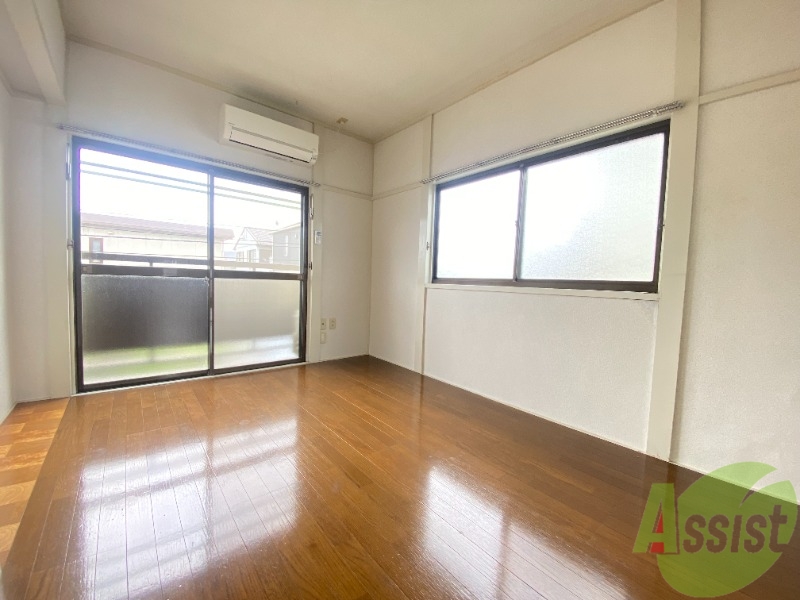 居室・リビング　こちらは洋室になります。窓からの日差しが心地いいですね。