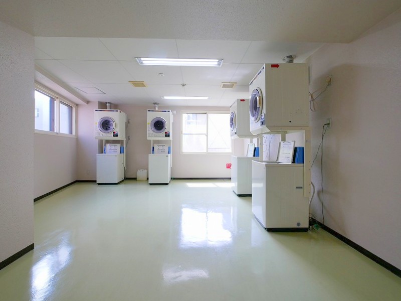 エントランス　コインランドリー完備♪