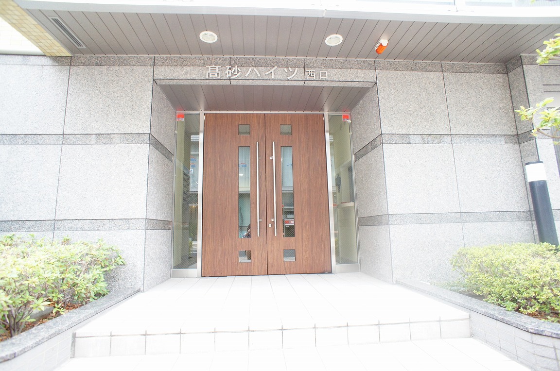 建物外観　オートロックに管理人が居て駅前でも安心できますよ。
