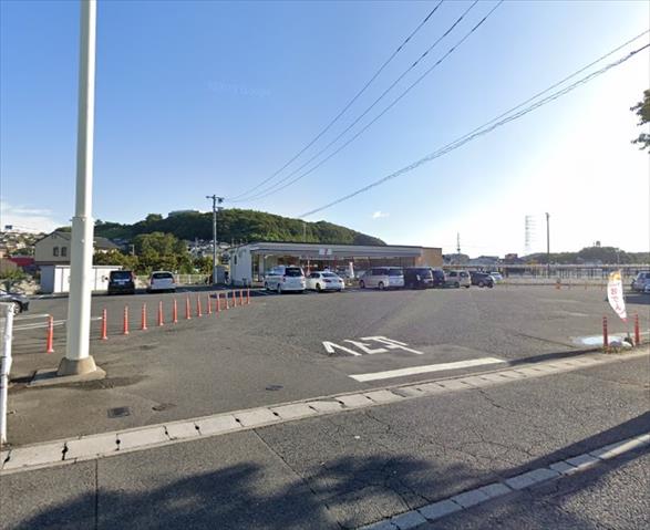 コンビニ　セブンイレブン（コンビニ）まで923m